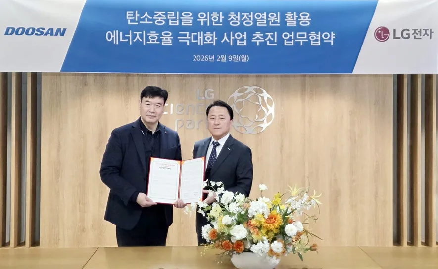 Following the signing ceremony, Seungjun Lee, Head of Sales Division at Doosan Fuel Cell (right), poses for a commemorative photo with Kwangwon Lee, Head of the Applied Business Division at LG Electronics.
